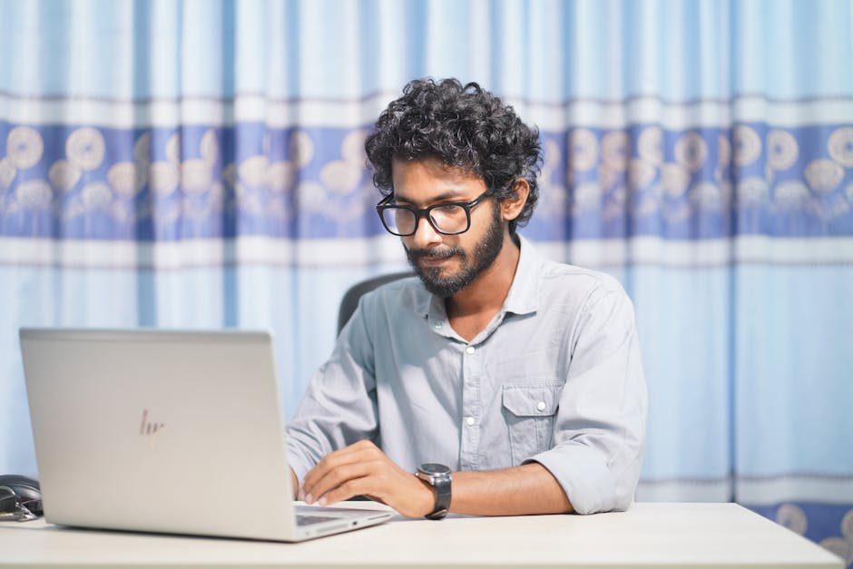 Portrait einer selbstständigen Designerin mit Laptop